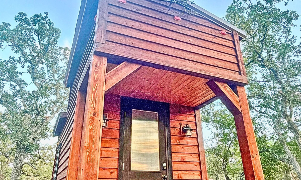 Eastland Cabin | 1 Lakefront Tiny Home Couples Getaway a't Lake Eastland