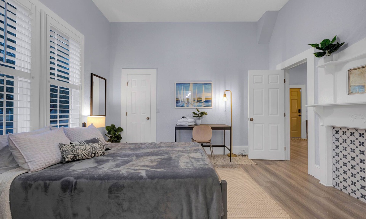 Urban Core House | 1026- Blue Moon, Single Level, 1 Mile to Arenas, Sleeps 10, Pet & Kid Friendly