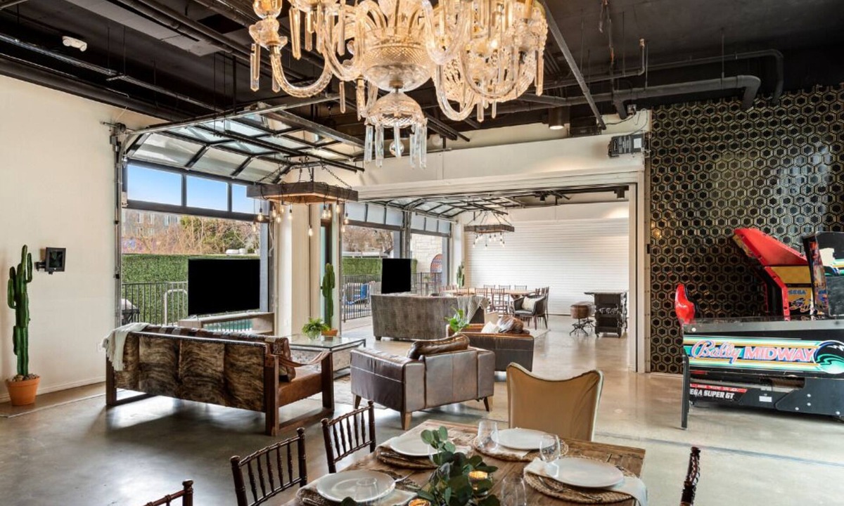 East Cesar Chavez House | 10BR/26 Bed - Pool, Roofdeck, Garden Bars, Walk To Everything!
