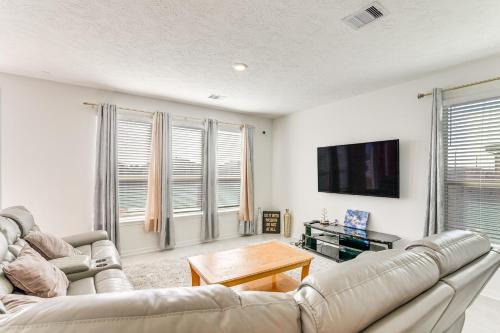La Marque House | 11 Mi to Beach: La Marque Home w/Patio!