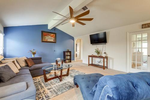 Santa Fe House | 12 Mi to Beach! Texas Gulf Coast Home w/Patio