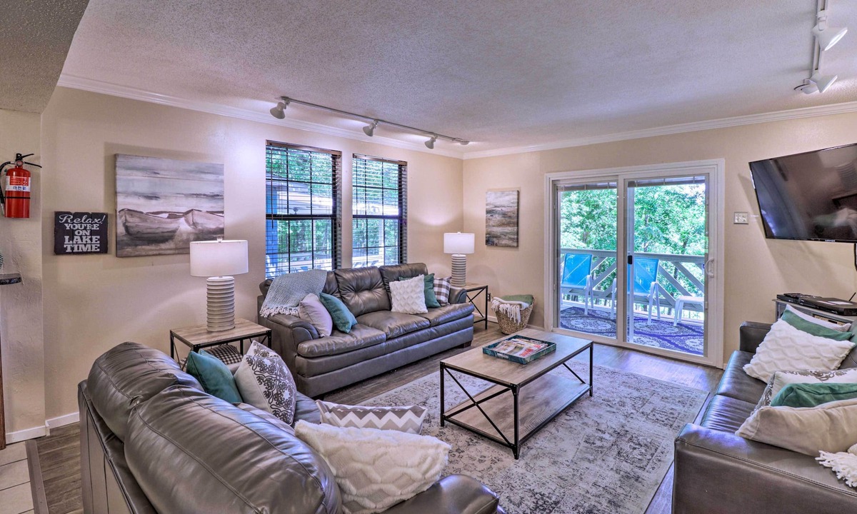 Royal House | 13 Mi to Hot Springs: Serene Royal Home w/Deck!