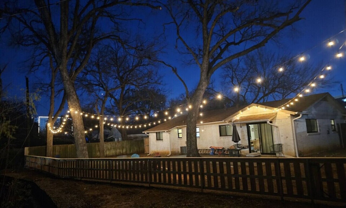 Arlington Cottage | 15-min Walk to Stadium w/Huge Yard + Firepit