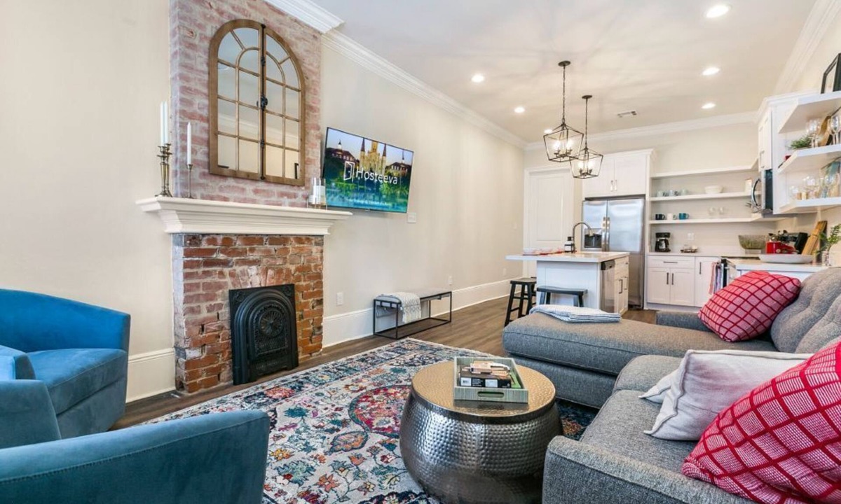 Faubourg Lafayette House | 15% OFF Monthly | 10% OFF Weekly-Hosteeva | Vibrant3BR Steps to St. Charles Ave