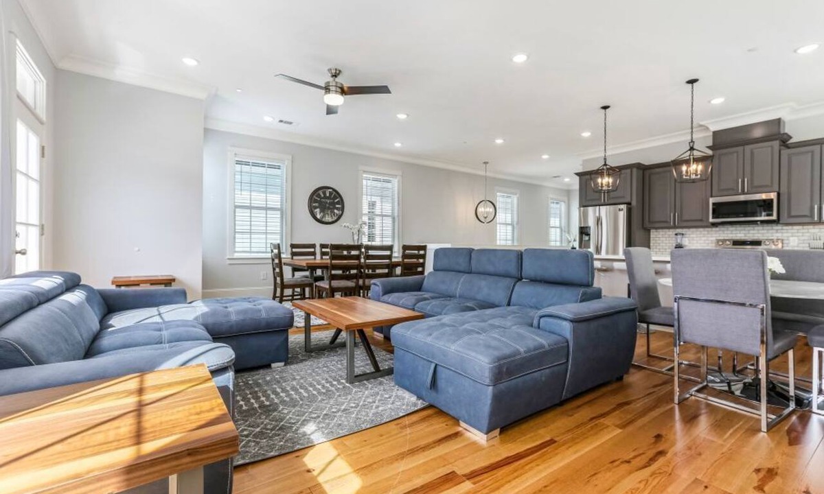 Faubourg Lafayette Condo | 15% OFF Monthly | 10% OFF Weekly-Hosteeva Spacious 5BR Urban Retreat w Balcony & Pool