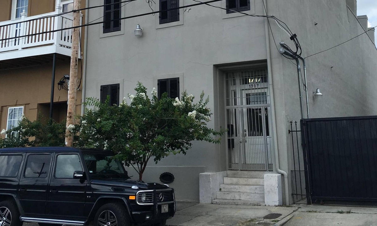 Faubourg Lafayette House | 1850s HUGE historic rowhouse for large groups with gated parking12ft ceilings
