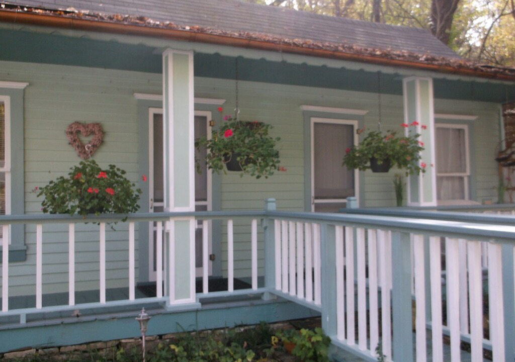 Eureka Springs Historic District Cottage | 1894 Vintage Cottage In Downtown Historic Eureka Springs.