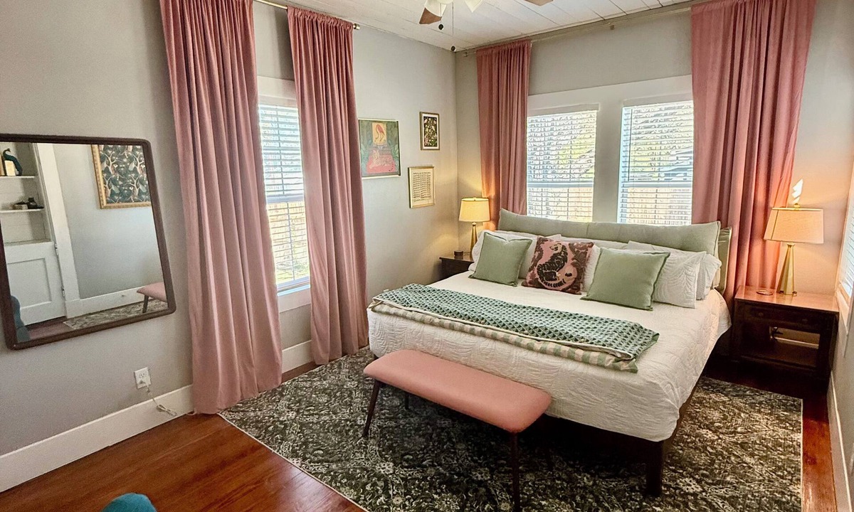Eastside Promise Neighborhood House | 1929 Historic Premium Stay - Dog-Friendly, Downtown Riverwalk Frost, SPURS, JBSA