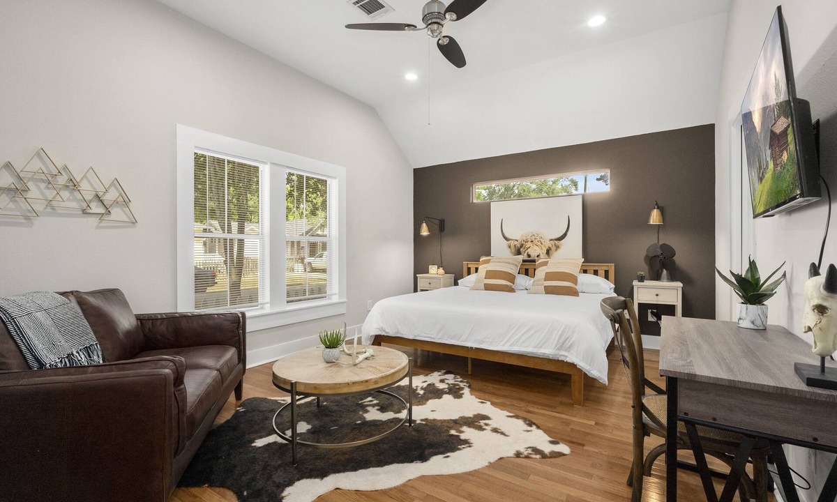 Tomball Cottage | 1930s Home, King bed, sleeps 8, Gameroom, walk to Main St