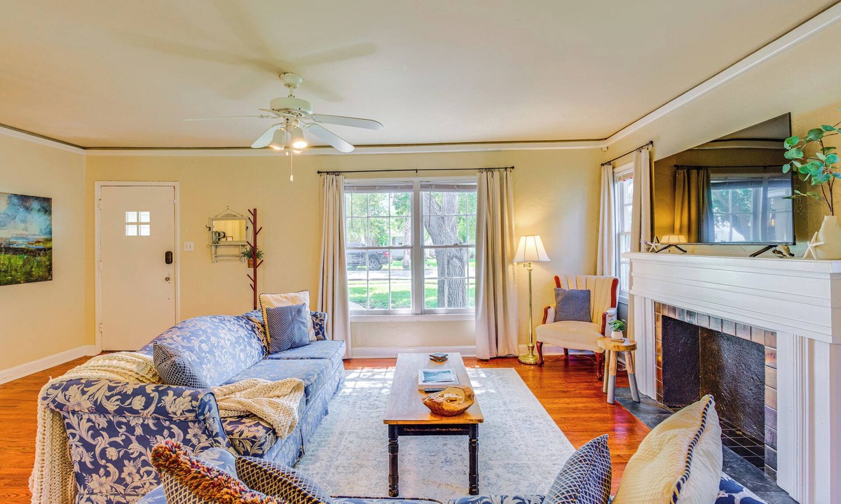 Del Mar House | 1939 Bungalow with Original Charm | Corpus Christi