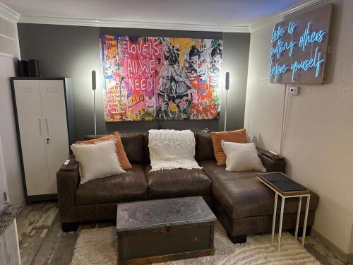 Fort Worth Apartment | 1BR Condo Near West 7th, Pool, Hot Tub, BBQ Sleeps 4 - Jacob's Neon Pearl