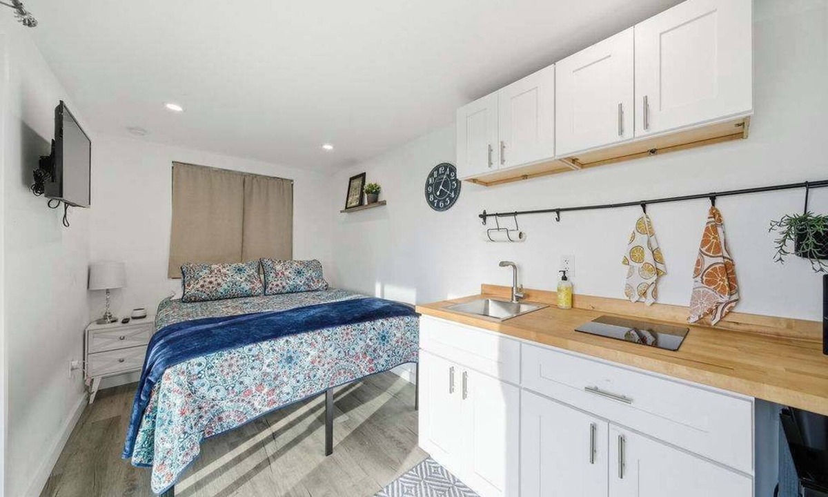 Buda House | 1BR Cozy Container, Deck, Pool & Pickleball Court