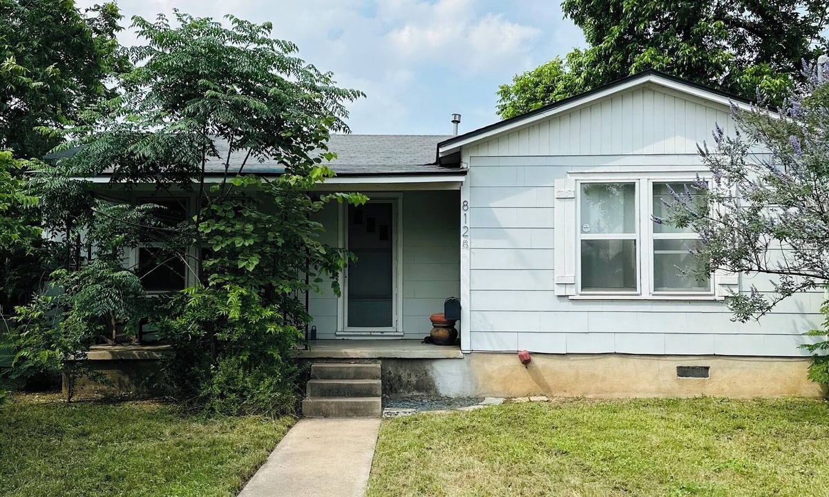 North Loop House | 2-3 BR pet friendly house with big fenced yard & private carport