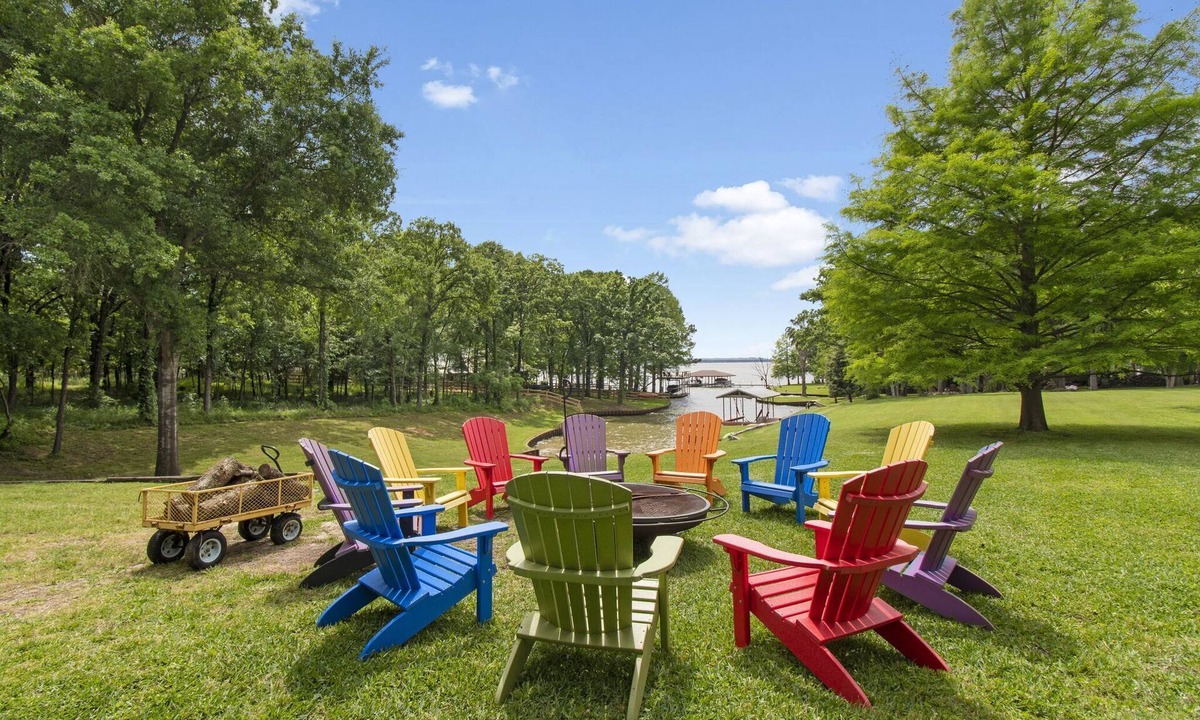 Enchanted Oaks House | 2.5 houses on one property- UNLIKE ANY OTHER! 3 acres very private