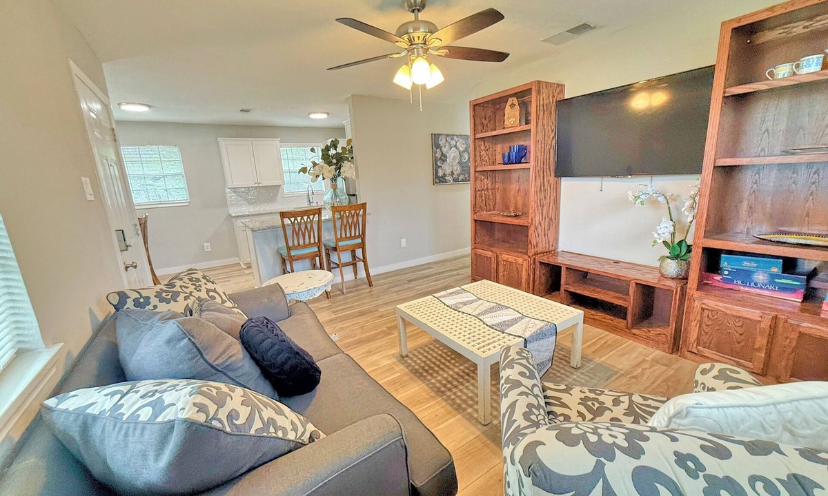 The Colony House | 2-bedroom house in welcoming The Colony with AC comfort