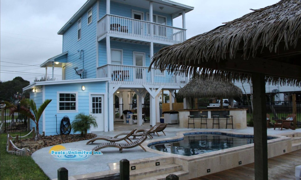 Flour Bluff House | 2-bedroom house on the water in enchanting Corpus Christi with pool and BBQ area