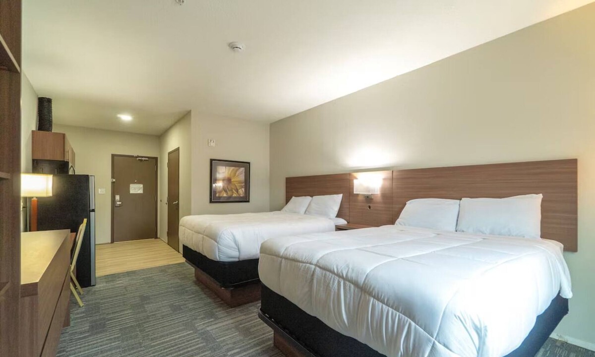 Sulphur Hotel | 2 Comfortable & Family-Friendly Rooms w/Kitchenette and Free Parking