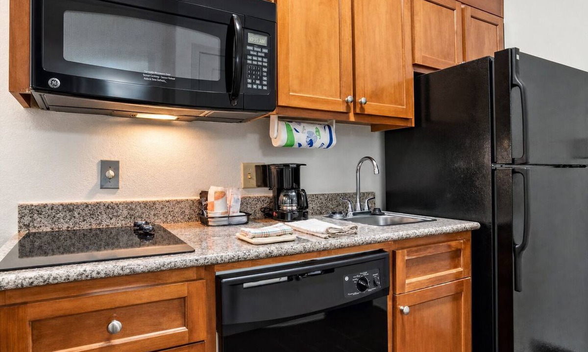 Denham Springs Hotel | 2 Pet-Friendly Suites w/Kitchenette Near Antique Village & Shopping