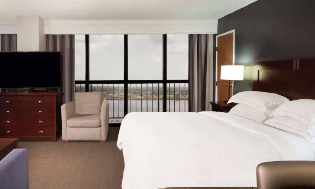 Nassau Bay Hotel | 2 rooms just minutes from Space Center Houston with stunning Clear Lake views