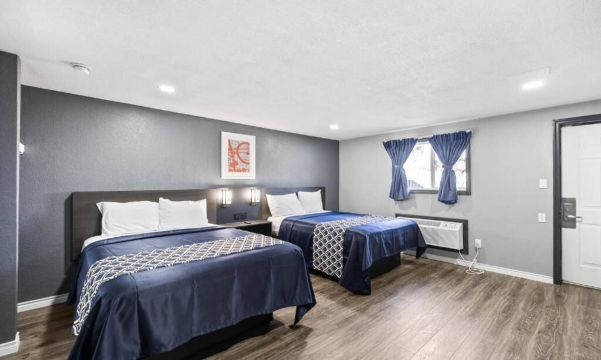 Cleburne Hotel | 2 Tranquil Rooms Perfect for Easy Access to the City’s Landmarks & Attraction