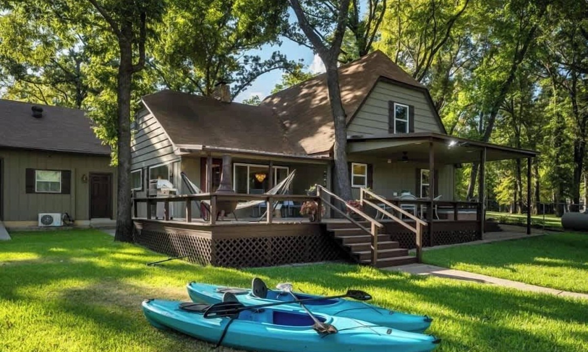 Enchanted Oaks House | 20 Guest, Lakefront Retreat, Hot Tub, Jet Ski Rental
