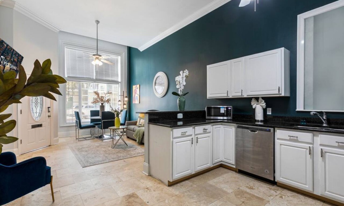 Faubourg Lafayette Condo | 20% OFF Monthly | 10% OFF Weekly-Modern Condo Steps to St. Charles Ave & Close to FQ