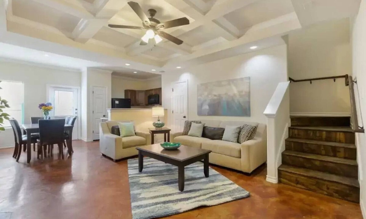 Selma House | 20% OFF Updated 3BR 2.5BTH Townhome - Pet-friendly - Fast WiFi-Driveaway Parking