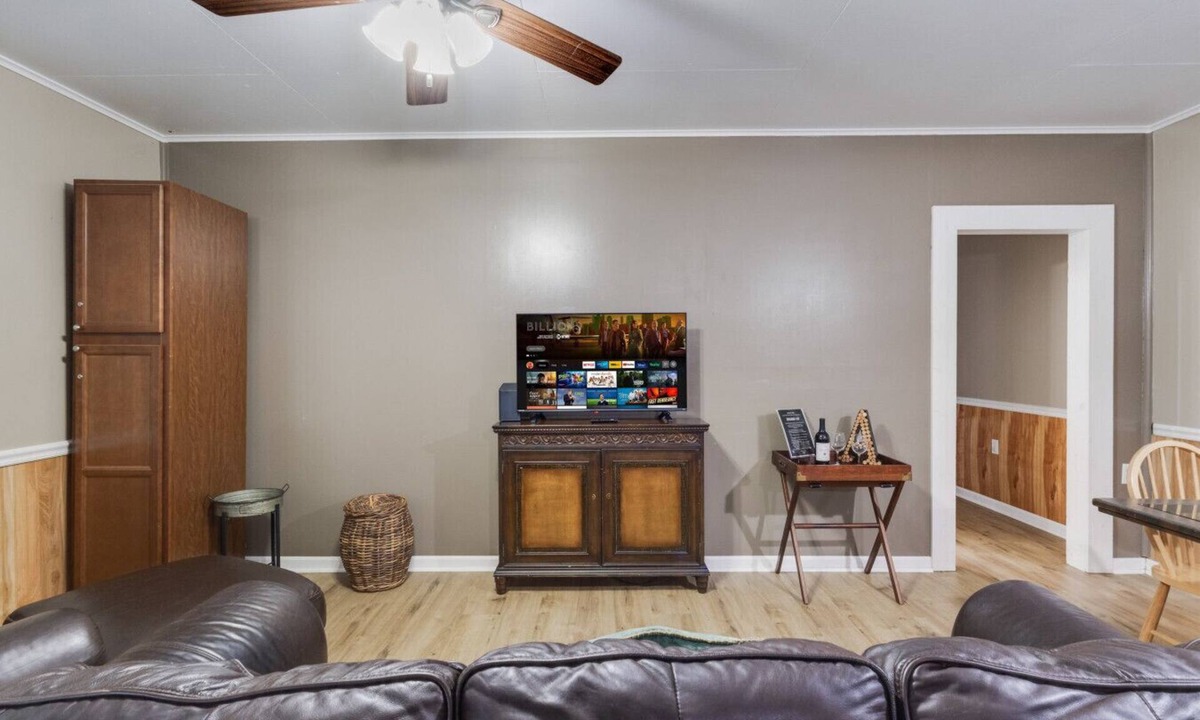 New Iberia House | 2br w/A KING Bed right off Hwy 90 + Wifi