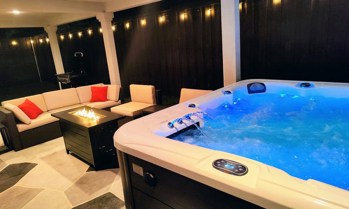 Richardson House | 3-BDR Resort-style Home - Hot Tub, Mini Golf, Fire Pit, Grill, 1Gig WiFi, Office