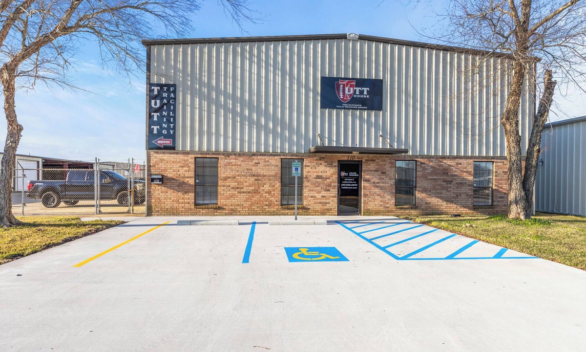 Lafayette House | 3-bedroom building Great for Team Travel with Training Facility sleeps 16