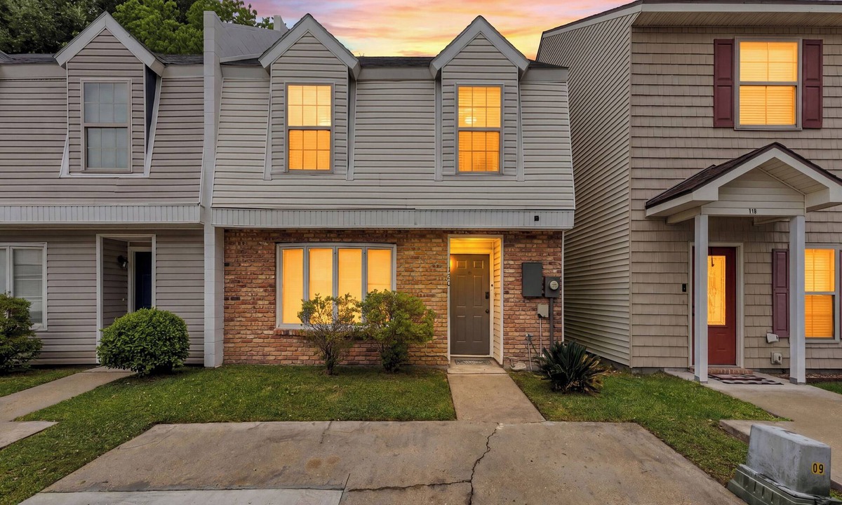 Lafayette House | 3 bedroom Family/Pet friendly Townhome