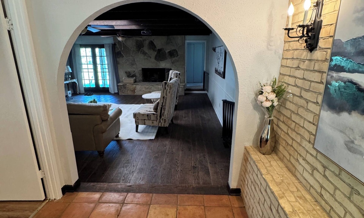 Quinlan Other | 3-bedroom farmhouse in Quinlan with cozy charming rooms