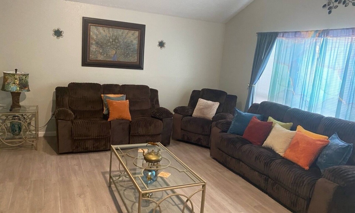 Missouri City House | 3-bedroom house in tranquil Missouri City with 2 rollaways and one twin ottoman.