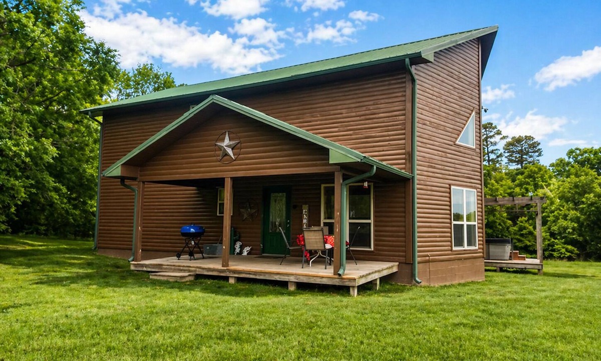 Hatfield Cabin | 3 Bedroom located on 450 acres w/hot tub, private UTV Trails