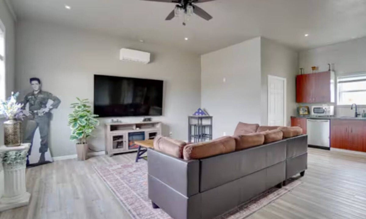 Uniontown House | 3 Bedroom Throwback Military Base Themed Building