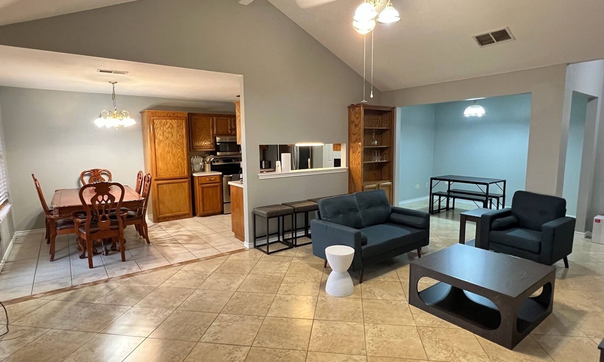 Calallen House | 3 BEDROOMS 2 BATHS W/LARGE BACK YARD & PET FRIENDLY IN CALALLEN!