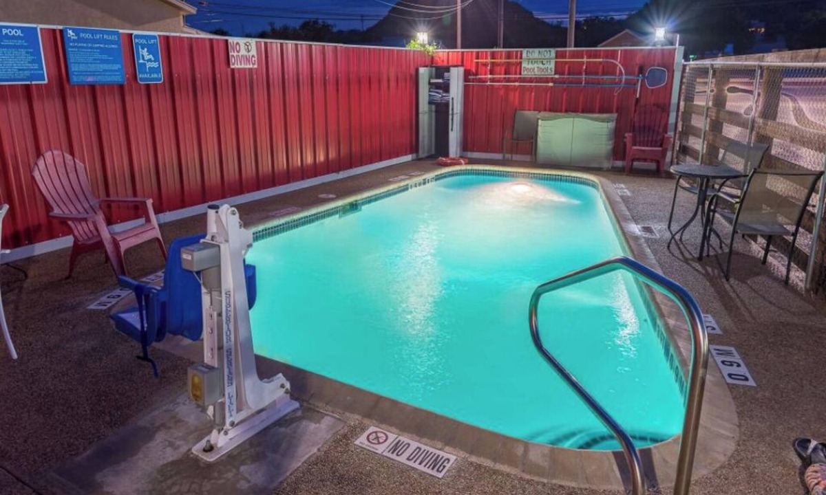 Junction Hotel | 3 Family-Friendly Rooms Built for Relaxation Near Schrier Park - 1.3 miles