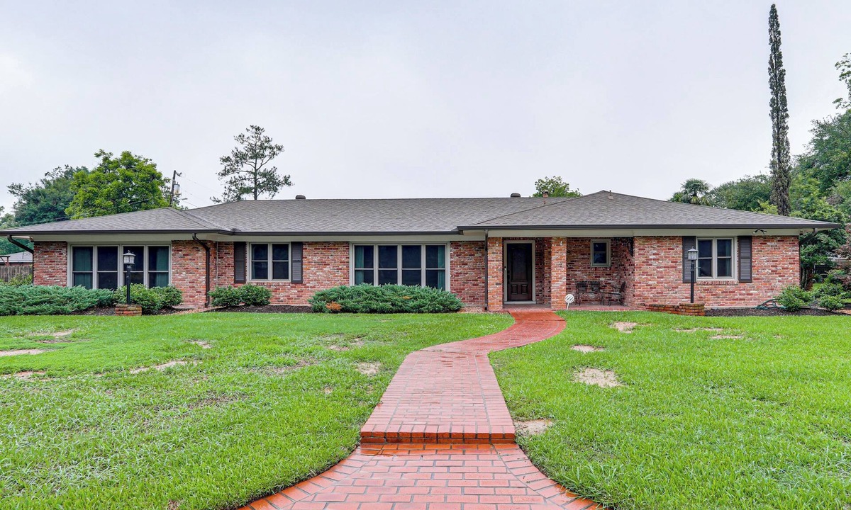 Alexandria House | 3 Mi to Dtwn Alexandria: Family Home w/Hot Tub!