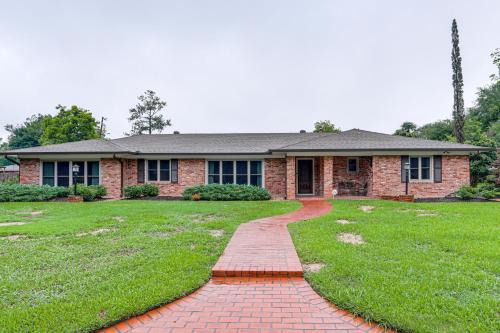 Alexandria House | 3 Mi to Dtwn Alexandria: Family Home w/Hot Tub!