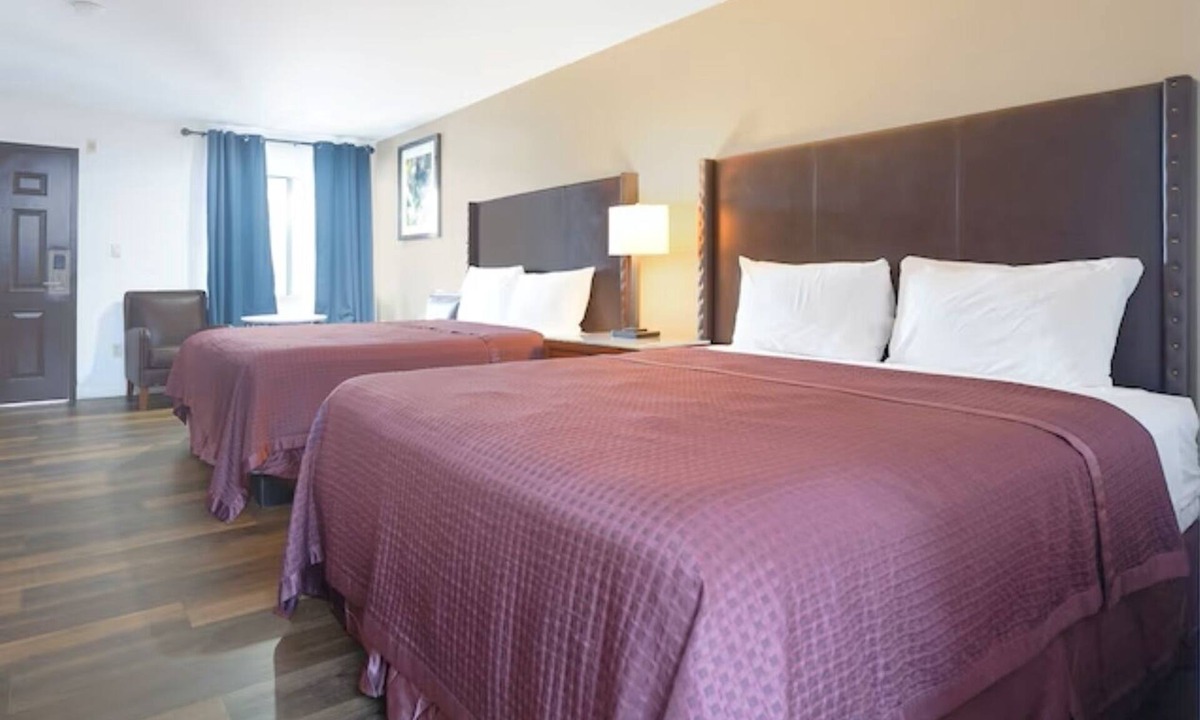 San Augustine Hotel | 3 Rooms for Simple Stay: 2 Full Beds Non-Smoking, Clean Comfort.