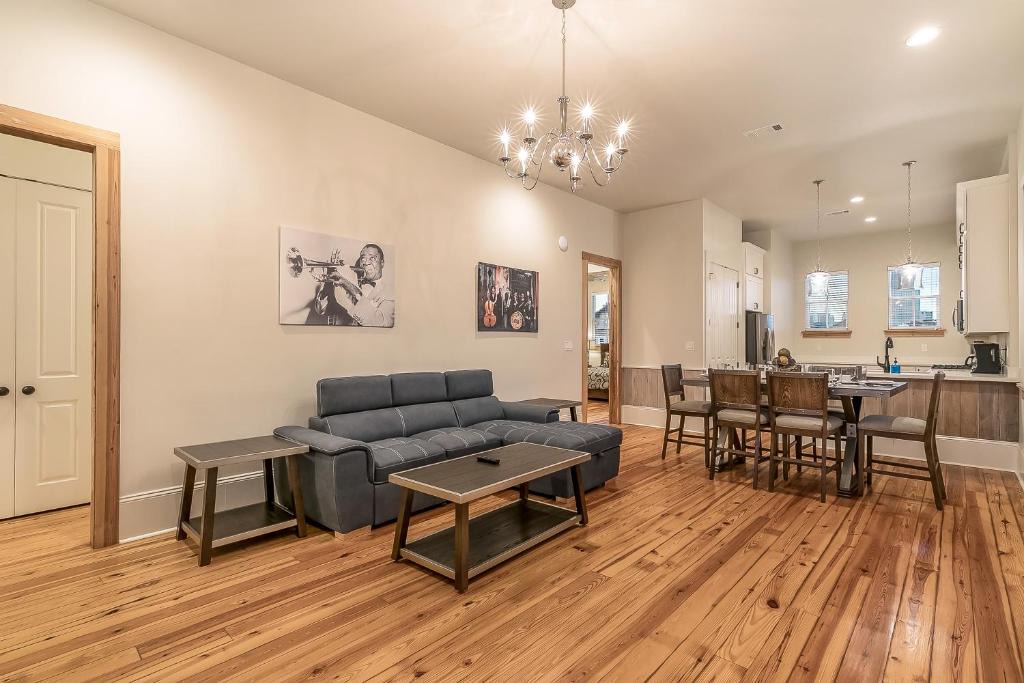 Faubourg Lafayette Apartment | 3BR Cottage by Hosteeva close to St Charles w Pool