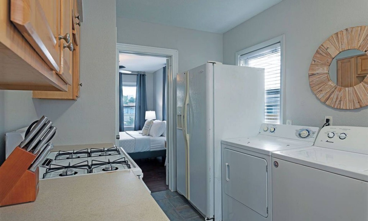 Neartown Apartment | 3BR Father's Montrose Estate B! Medical Center