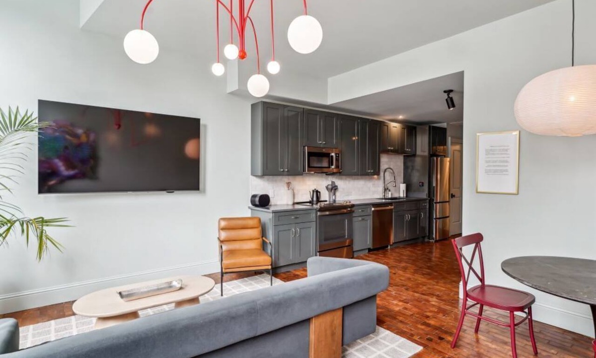 Central Business District Hotel | 3BR | The Mary Beth Hotel & Gallery