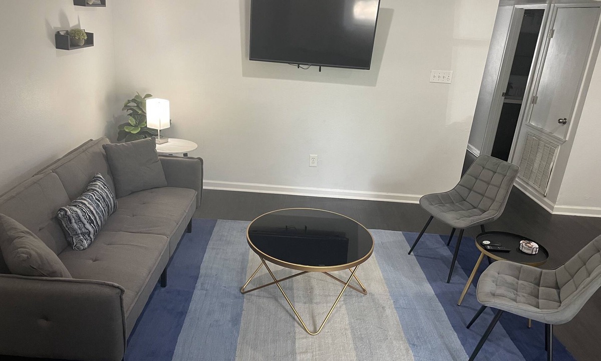 Broadmoor Apartment | 3x2 Spacious Uptown Cozy Spot