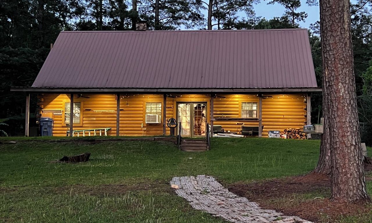 Anacoco Cabin | 4-bedroom cabin on the lake with Fire Pit, grill, family games, fishing poles