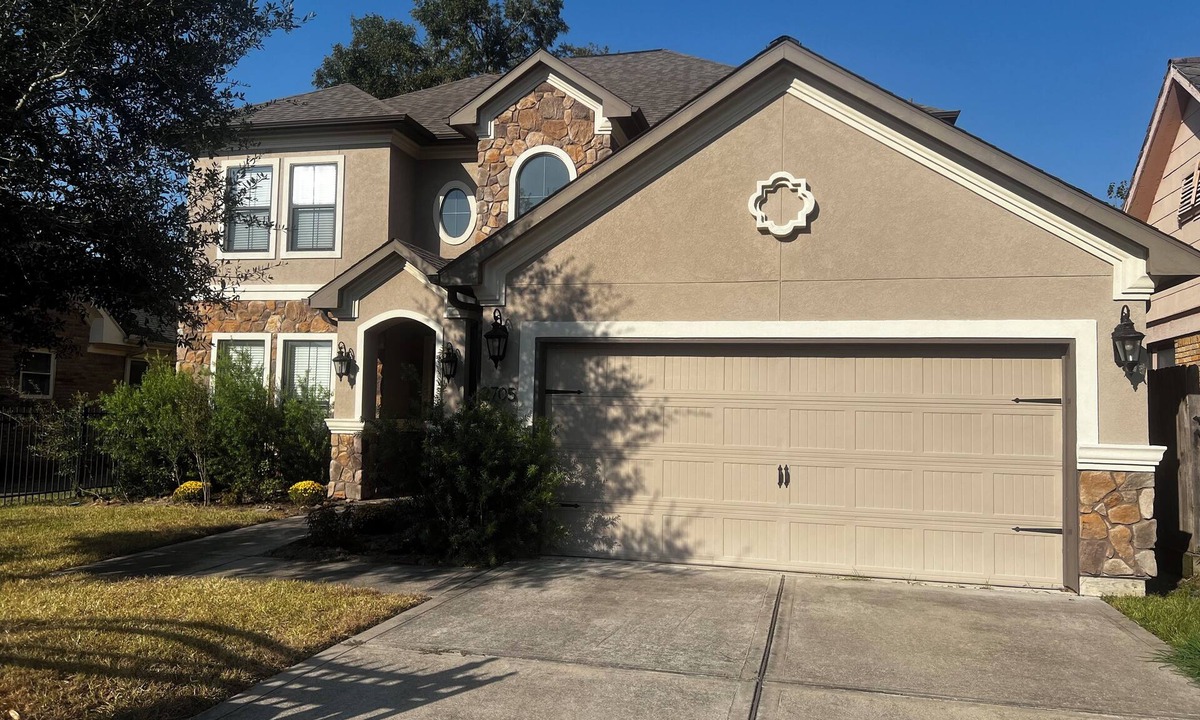 South Central Houston Hotel | 4-bedroom house in enchanting Houston with WiFi, AC, Barbecue Unwind in style.