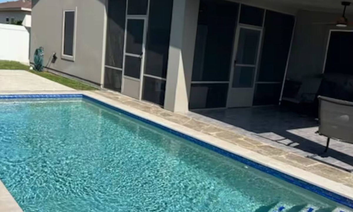 Bonanza House | 4-bedroom house in Laredo with Pool,WiFi, AC. Close to TAMIU, Airport, Hospitals