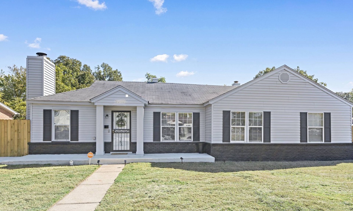 Memphis House | 4 br, 2 bths, sleeps up to 12 has 4 bds, 2 air mattresses, twin mattress,couch.