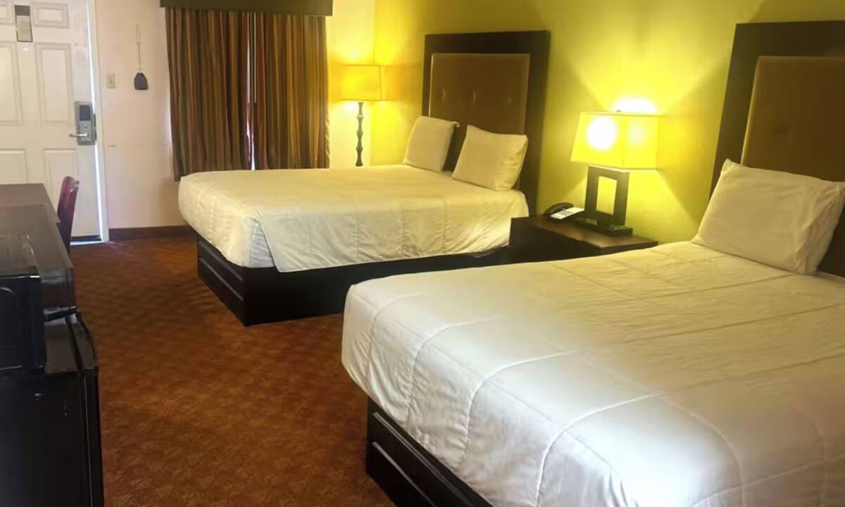Whitesboro Hotel | 4 Essential Rooms with 2 Queen Beds Near Local Parks - Relax and Unwind