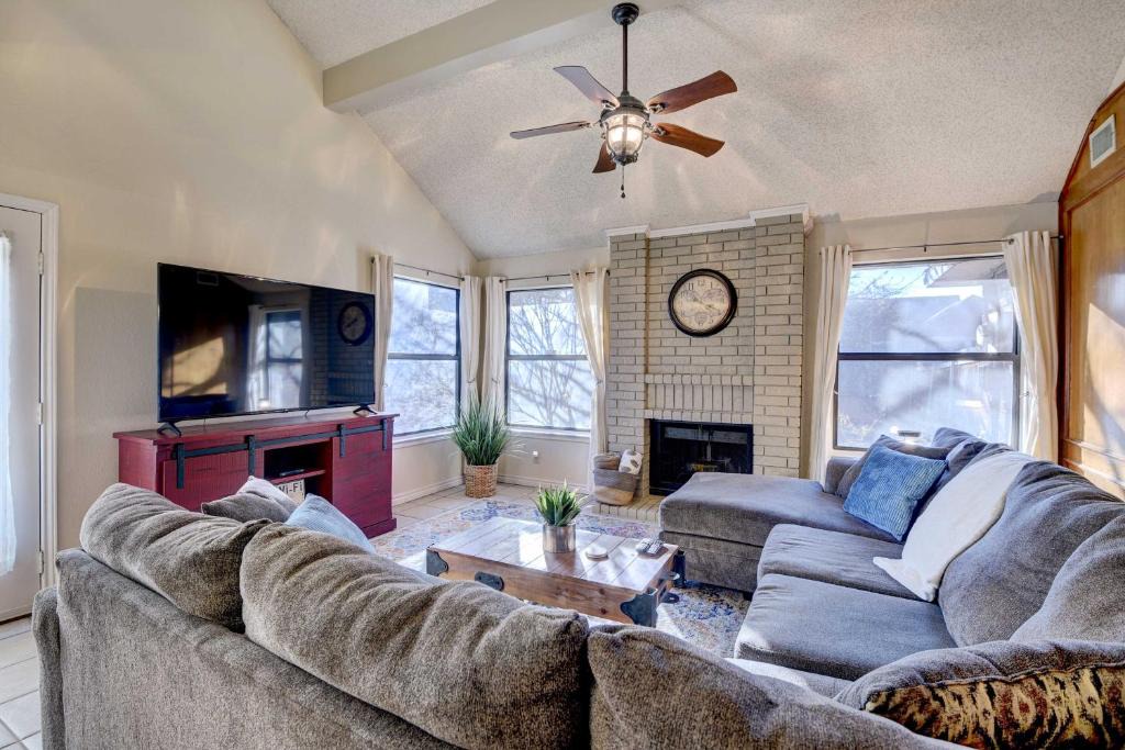 South Arlington House | 4 Mi to Joe Pool Lake: Home in Grand Prairie